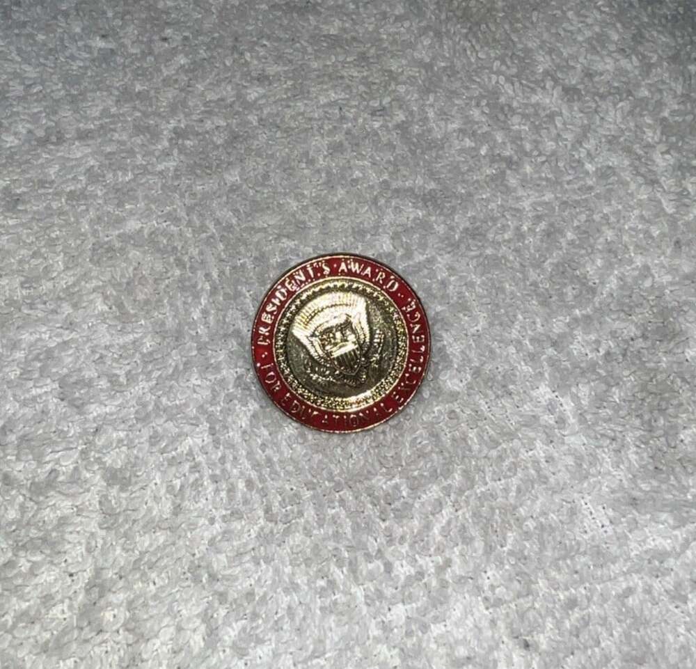 President's Award For Educational Excellence Lapel Pin (Red)
